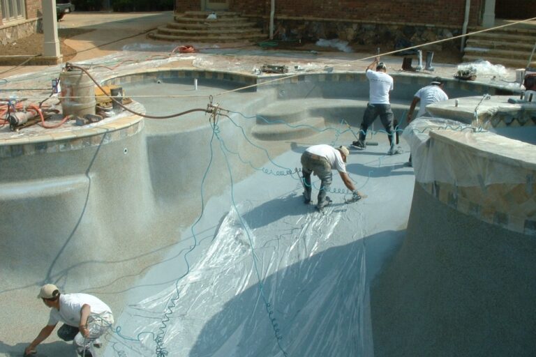 15 Simple Pool Maintenance Tasks Toronto Homeowners Can Do Every Week